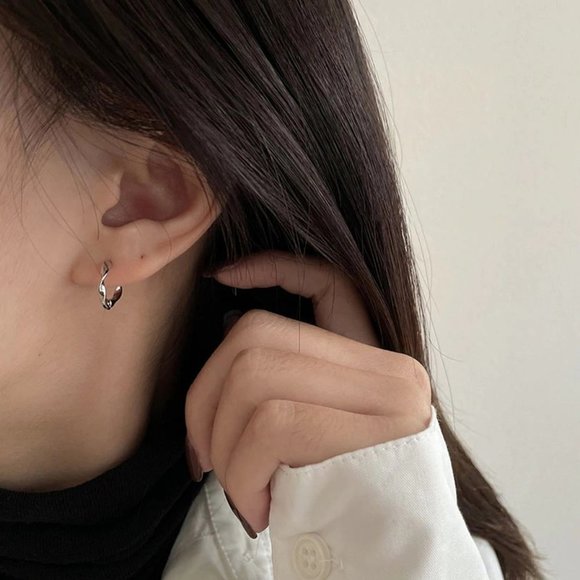 *NEW 925 Sterling Silver Wave Hoop Earrings - Picture 4 of 13